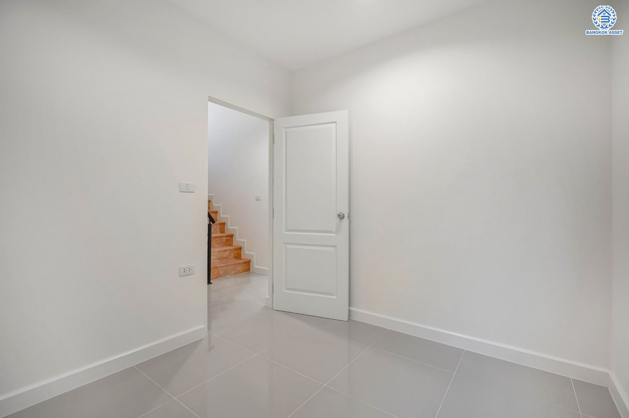 บ้านมือสองตกแต่งใหม่ โครงการ ไลฟ์ บางกอก บูเลอวาร์ด พระราม5 ตกแต่งหรูหรา เนื้อที่ 52.3 ตร.ว. ฟังก์ชัน 3 ห้องนอน 3 ห้องน้ำ 1 ห้องอเนกประสงค์ จอดรถได้ 2 คัน บนทำเลเชื่อมต่อเมือง ใกล้รถไฟฟ้าสายสีม่วง "สถานีแยกติวานนท์" จุดขึ้นทางด่วน "ศรีรัช" และรายล้อมด้วยสิ่งอำนวยความสะดวกครบ